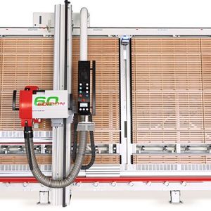 Zum 60-jährigen Firmenjubiläum: Die vertikale Säge Edition 60 verfügt über eine integrierte Plattenabsenkvorrichtung, die einen ergonomischen Ein-Personen-Plattenzuschnitt ermöglicht. Für die Einstellungen der Maße auf der Y-Achse ist die digitale Messanzeige MA502 von Siko im Einsatz, die durch zusätzliche Offsetwerte und eine freie Textanzeige speziell auf die individuellen Anforderungen der Maschine angepasst wurde.(Bild:  Striebig AG)