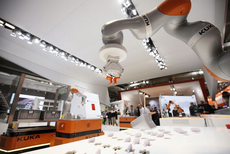 Kuka entwickelt neue Roboter speziell für neue Märkte und Branchen wie die Elektronikindustrie. ( Bild. Kuka)