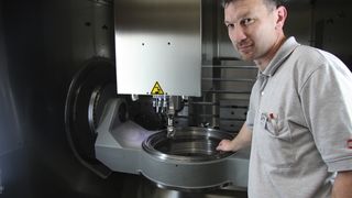 Blick in den Arbeitsraum des aktuell grössten 5-Achs-Simultan-BAZ von Hermle während der Hausausstellung. (Archiv: Vogel Business Media)