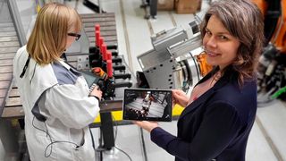 Die IWU-Forscherinnen Bocklisch (rechts) und Ahrens mit dem sogenannten Eye-Tracker beim Rollformen mit Roboter. Beide arbeiten an Möglichkeiten für eine menschenzentrierte Industrie 4.0, wobei Mensch und cyberphysische Systeme zum kognitiven Team werden sollen. (Bild: Fraunhofer IWU)