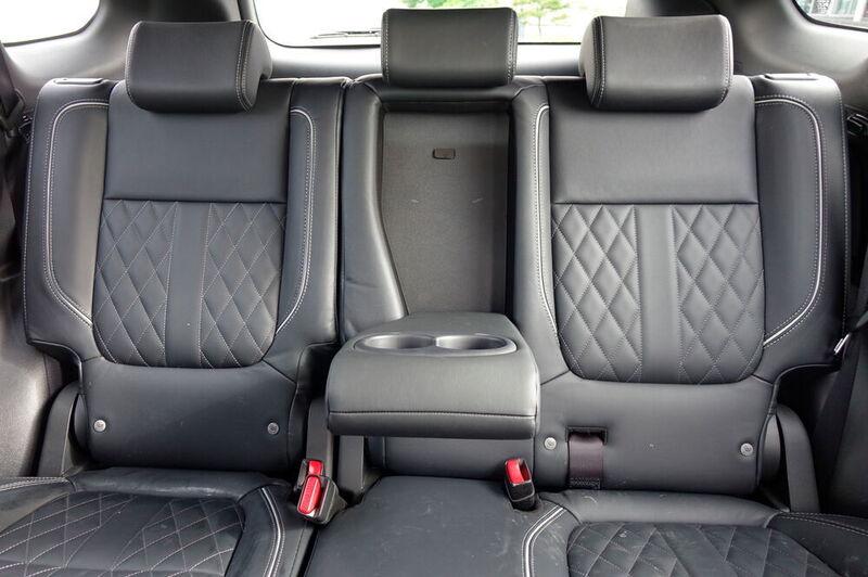 Auf den bequemen Sitzen, die auch noch gut konturiert sind, lässt es sich auf längeren Strecken komfortabel Reisen.   (Jens Scheiner/»Automobil Industrie«)