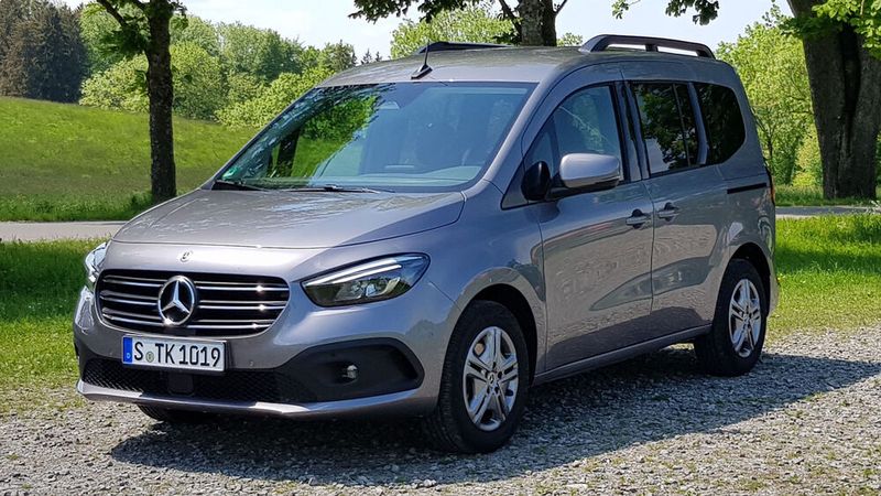 Zur optischen Abgrenzung trägt die Pkw-Version serienmäßig einen verchromten Kühlergrill sowie Außenspiegel, Türgriffe, Frontstoßfänger und Radläufe in Wagenfarbe.  (Bild: Autoren-Union Mobilität/Frank Wald)