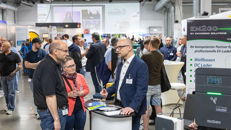 Trotzdem spielte drinnen die Musik, wie hier am Stand von Eurogarant, wo neue Wallboxen für Kfz-Unternehmen präsentiert wurden. (Bild: Stefan Bausewein)