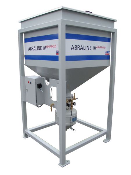 Neuestes Mitglied in dieser Produktfamilie ist dabei die Ausführung Abraline Advanced mit größerem Abrasivtank und optimierter Konstruktion zur Versorgung stark ausgelasteter Wasserstrahlschneidmaschinen. (Bild: KMT)