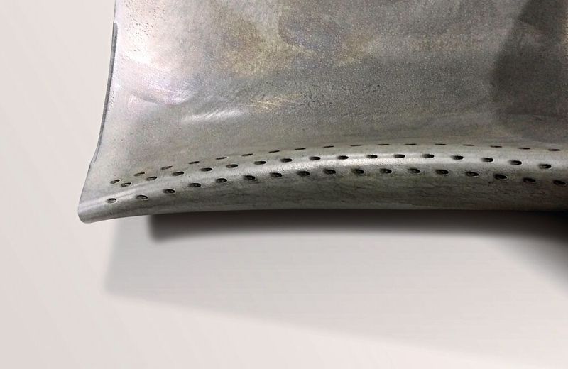 In modernen Gasturbinen sorgen zahlreiche feine Durchgangsöffnungen in das hohle Schaufelinnere für die Kühlung der Schaufeloberfläche. (Bild: Synova)