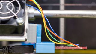 Eine becherartige Form (rechts unten), hergestellt im 3D-Drucker (Bild: TU Wien)