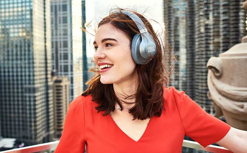 JBL stellt eine ganze Range an neuen Kopfhörern vor. Mit dabei sind Kopfhörer in frechem Design, mit integrierten Flaschenöffner (!) oder Geräte, die auf Google Assistant hören. (Harman)