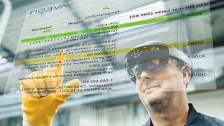 Die Mixed-Reality-Brille Microsoft Hololens blendet beim Lackhersteller Bergolin einem Facharbeiter neben einer Mischanlage ein virtuelles Dashboard ein. (Yaveon)