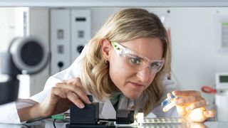 Lea Oberhänsli sta studiando un materiale di nuova concezione sviluppato dall’Empa per medicazioni «intelligenti». Diversi test di laboratorio hanno dimostrato che il rilascio di principi attivi controllato dalla luce da parte di questo materiale funziona. (Immagine:Empa)