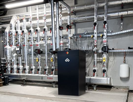 Proof of Concept: Das Plug-and-Play-Modul „Bitheat Model One“ kann direkt an den Kreislauf angeschlossen werden und durch seine kompakte Größe an vielen Orten in Einsatz kommen. (Bild:  Lindner Group)