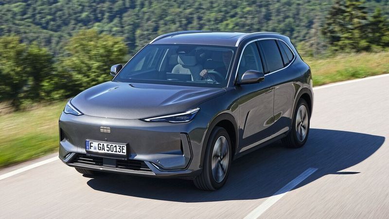 Geely E5: Den 160 kW/218 PS starken, gut 4,7 Meter langen Kompaktklasse-SUV E5 gibt es in den drei Ausstattungslinien Pro, Pro Plus und Max Plus ab 37.990 Euro. Das Topmodell ist ab 42.990 Euro zu haben. Die Käufer haben die Wahl zwischen einer 60,2- oder 68,4-kWh-Batterie. Die maximale WLTP-Reichweite liegt bei 450 Kilometern, an DC-Säulen liegt die maximale Ladeleistung bei 135 kW.  Die verbaute Lithium-Eisenphosphat-Batterie ist für bis zu 3.500 Ladezyklen, beziehungsweise rund eine Million Kilometer Laufleistung ausgelegt. (Bild: Geely)