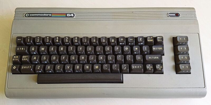 Mit weltweit 17 Millionen verkauften Exemplaren ist der C64 der mit Abstand meistverkaufte Heimcomputer der Welt. Allein in Deutschland wurden mehr als 3 Millionen Geräte abgesetzt. Dabei war die Erfolgsmaschine anfangs vom Commodore-Management nicht gewollt – und musste von seinen Entwicklern im Geheimen entworfen werden.
