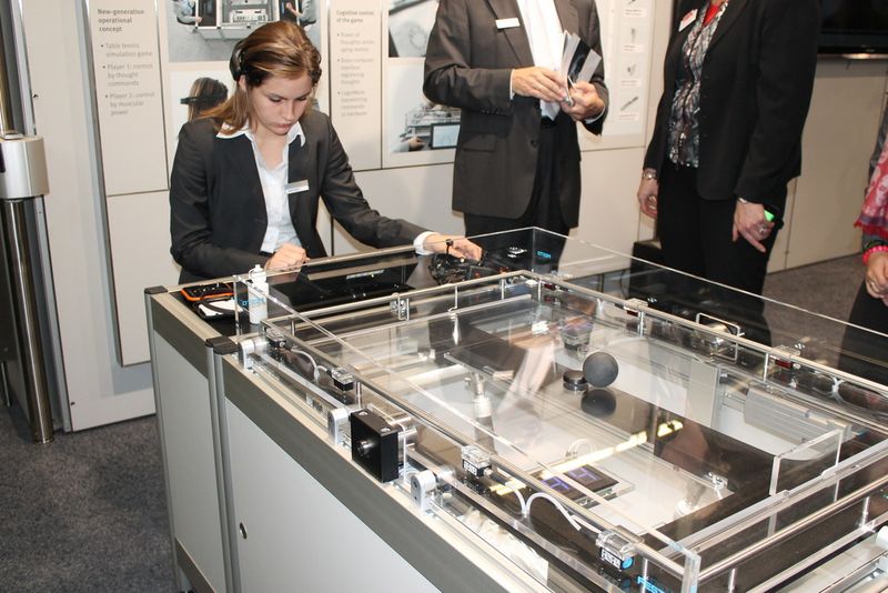 Auf der SPS IPC Drives 2012 wurden am Festo-Stand Automatisierungskomponenten mit der Kraft der Gedanken gesteuert. Bei dem sogenannten CogniGame steuert der Spieler seinen Schlager per Brain-Computer-Interface (BCI). (Kunze/elektrotechnik)