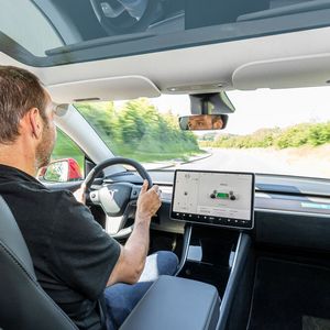 Auch drinnen kommt einem das Model Y ziemlich vertraut vor: Genau wie im Dreier ist das Cockpit absolut clean und außer den Türöffnern und Fensterhebern gibt es keinen einzigen Schalter mehr.(Bild:  SP-X/Frank Ratering)