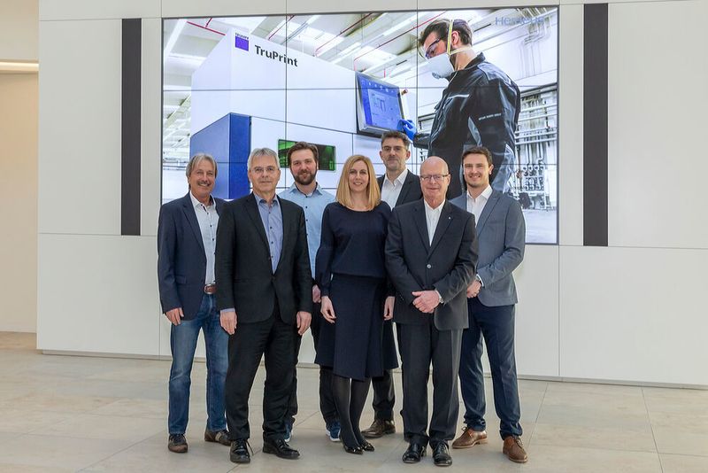 v.l.n.r. Das Projektteam von Heraeus Amloy und Trumpf Additive Manufacturing: Hans-Jürgen Wachter (Leiter der Geschäftseinheit Heraeus Amloy), André Kobelt (Chief Commercial and Technology Officer der Heraeus Holding), Moritz Stolpe (Heraeus Amloy), Valeska Melde (Heraeus Amloy), Arwed Kilian (Trumpf Additive Manufacturing), Klaus Parey (Geschäftsführer Trumpf Additive Manufacturing), Jan-Christian Schauer (Trumpf Additive Manufacturing). (Heraeus Amloy // WOLFGANG HARTMANN)
