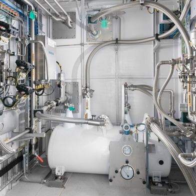 Der Verflüssiger kühlt Wasserstoff-Gas auf kryogene Temperaturen (
