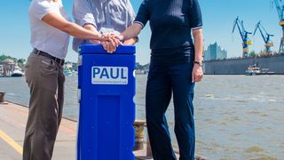 Hand drauf: Ulrike Nehls (Marketing-Managerin Leogistics), Prof. Dr.-Ing. F.-B. Frechen (Uni Kassel) und Petra Kallen (Management-Assistenz Leogictics) beim Spenden-Fototermin. (Leogistics)