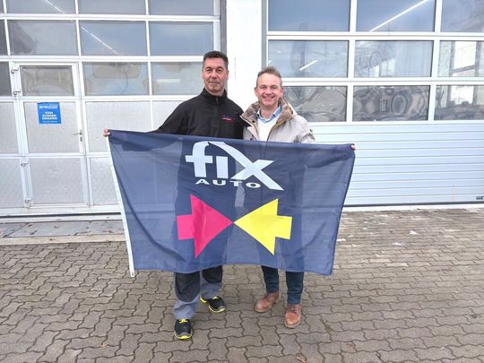 Fix Auto-Neuzugang Dirk Limprecht zusammen mit Fix Auto Deutschland-Chef Roy de Lange. (Bild:  Fix Auto Deutschland)