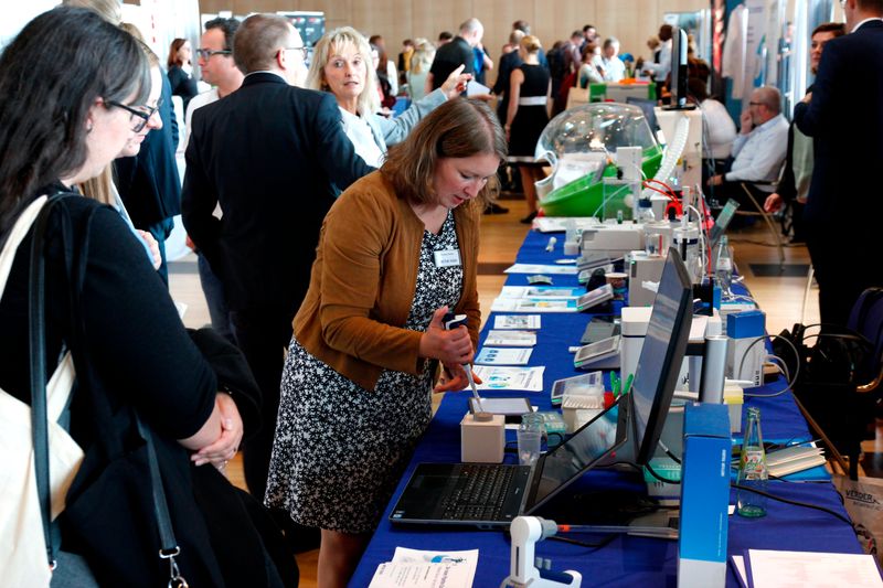 Zusehen und lernen: An den Ständen können die Aussteller einfache Arbeitsschritte live vorführen.    Mehr Infos zu den kommenden LAB-SUPPLY-Messen finden Sie auf www.lab-supply.info.  (LABORPRAXIS, C. Lüttmann)