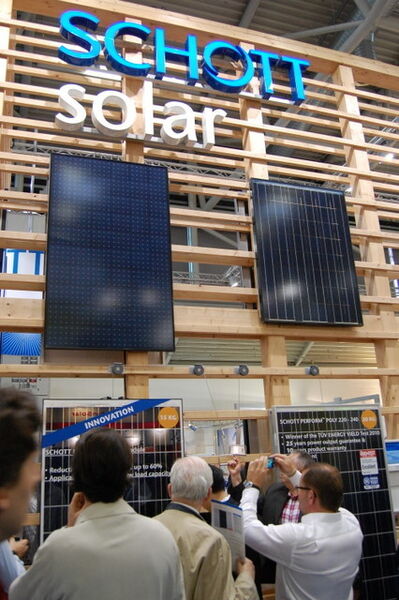 Am Stand von Schott Solar (Archiv: Vogel Business Media)