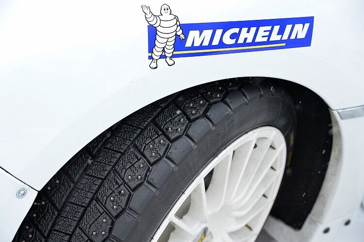 Dafür waren Spikereifen montiert, die auf dem blanken Eis für erstaunliche Haftung sorgen. (Foto: Michelin)
