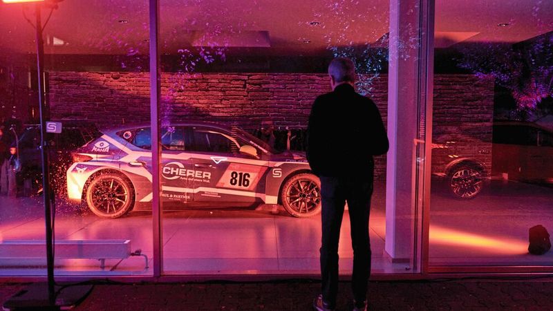 Zur Emotionalisierung des Abends zeigte die Scherer-Gruppe ein paar Rennfahrzeuge. Das Unternehmen ist im Rennsport aktiv. (Bild: Seat Deutschland)