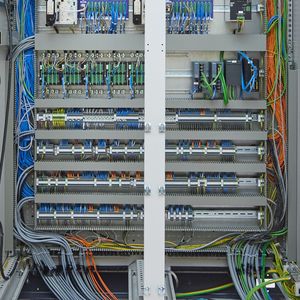 Im Schaltschrankbau kommen unterschiedliche Kabel und Leitungen zum Einsatz. (Bild:  Helukabel)
