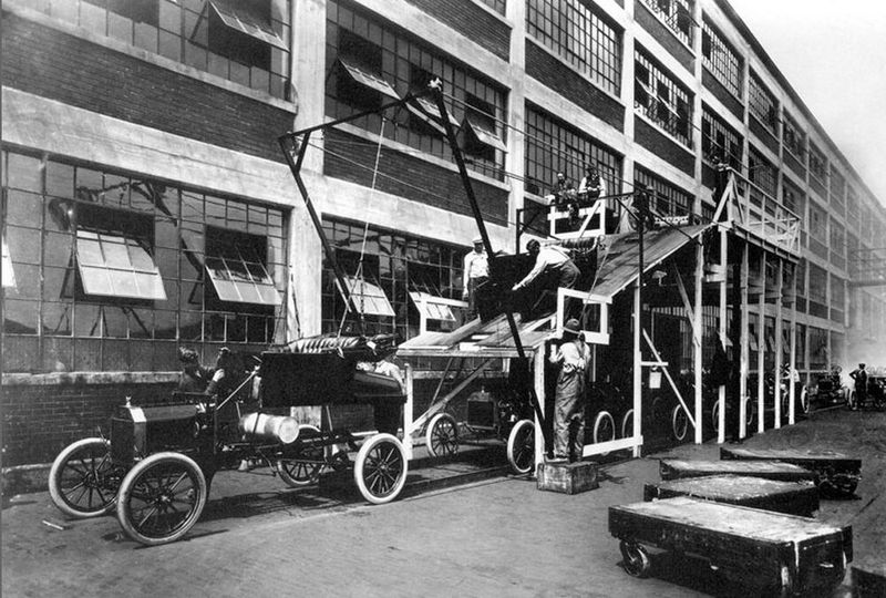 1913 installierte Henry Ford das erste Fließband in seinem Automobilwerk: ein sich maschinell vorwärts bewegendes Band, auf dem Werkstücke von einem Arbeitsplatz zum nächsten transportiert und stufenweise bearbeitet werden. (Bild: gemeinfrei)