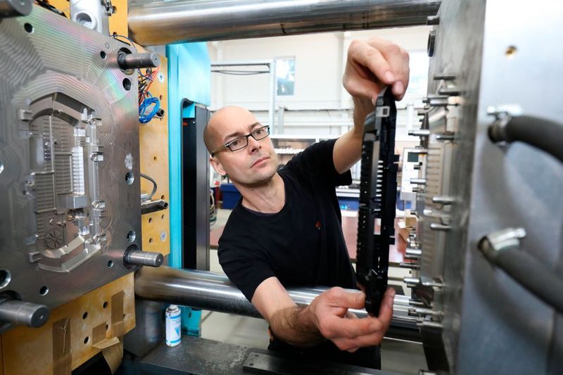Auch die Hersteller von Spritzgusswerkzeugen können laut Alesco-Chef Irle von dem vielfältigen Möglichkeiten des Hybrid Additiv Manufacturing profitieren. Etwa durch besonders konturnah platzierte Kühlkanäle, die damit auch dreidimensional der Teilekontur angepasst werden können. (Alesco)