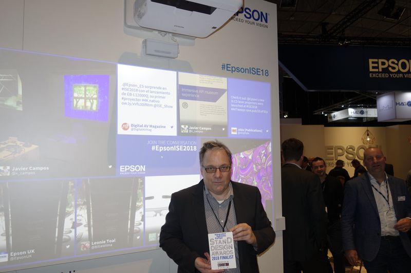 Ottmar Korbmacher, Epson, ist stolz, dass sie den Stand Design Award 2018 erhalten haben. (Bild: IT-BUSINESS)