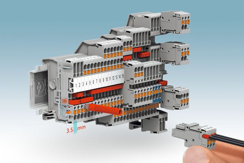 Bild 4: Steckbare Lösungen bieten Vorteile bei Inbetriebnahme, Service oder Transport. Ohne zusätzlichen Verdrahtungsaufwand werden die Kontakte sicher gesteckt oder entkoppelt. Individuelle Kodierungen schützen vor Vertauschung. (Bild: Phoenix Contact)