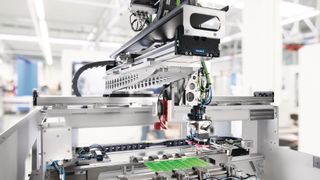 Der elektrische Kleinteilegreifer EGK von Schunk übernimmt an einer SLD-Lineardirektachse das präzise Teilehandling am Nutzentrenner. Die Kombination aus Greiftechnik und dynamischer Linearbewegung ermöglicht kompakte, automatisierte Handhabungsprozesse. (Bild: Schunk SE & Co. KG)