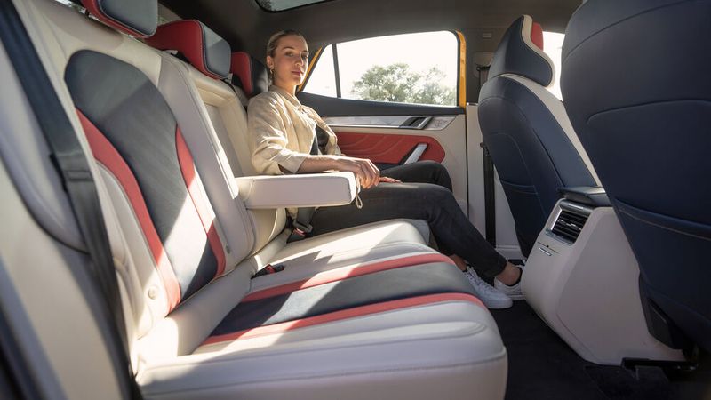 Tatsächlich bietet der U6 auf allen Plätzen reichlich Raum – auch hinten. (Bild: Aiways)