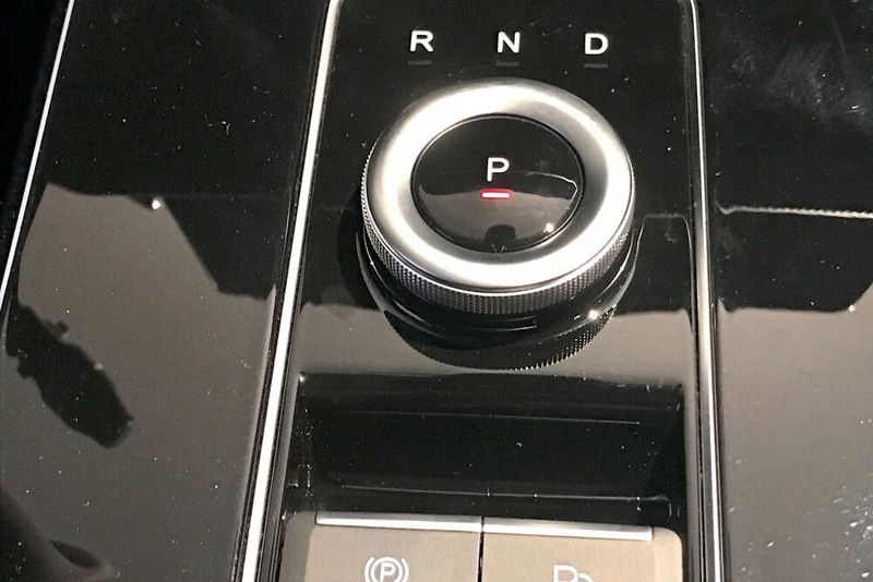 Die Automatik ist typisch E-Auto auf das Wesentliche reduziert. (Bild: Grimm/»kfz-betrieb«)