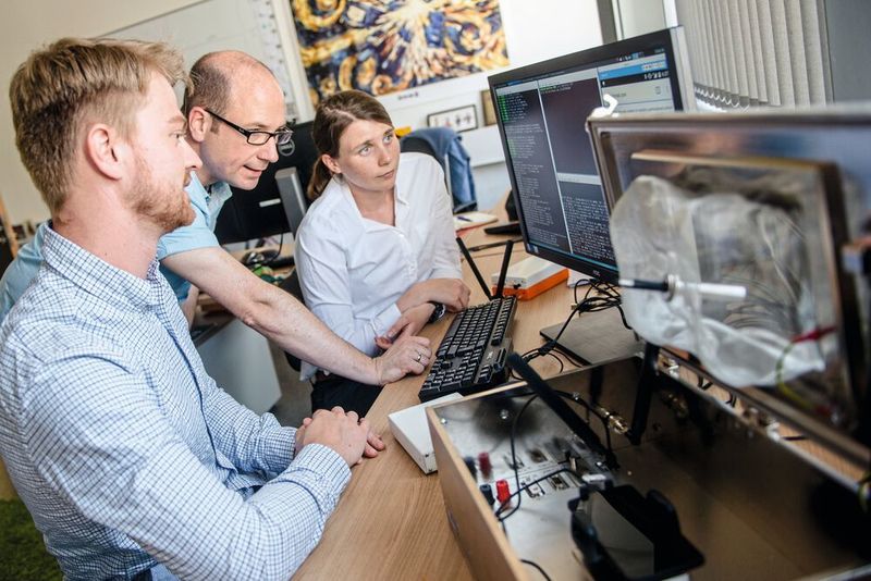 4G-/5G-Hacks: Mittels oftware Defined Radios testen David Rupprecht, Thorsten Holz und Katharina Kohls (von links) Angriffe auf das LTE-Netz. (RUB, Marquard)