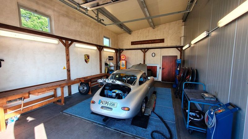 In der liebevoll im Retro-Stil eingerichteten Oldtimerwerkstatt fühlt man sich in die Vergangenheit zurückversetzt. Dort bekommt mancher „Scheunenfund“ neues Leben eingehaucht. (Bild: Schreiner/»kfz-betrieb«)