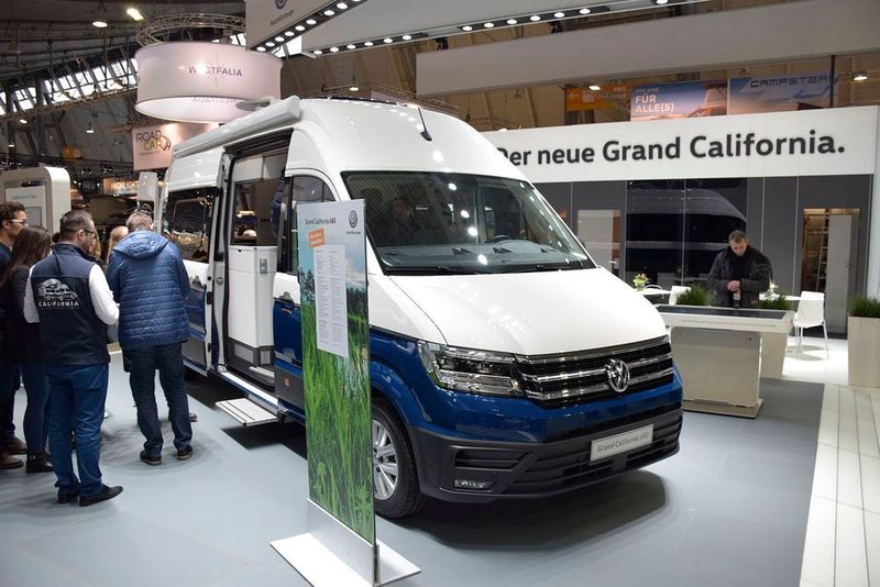 Mit seiner Zweifarblackierung greift der Grand California das Design des erfolgreichen T6 auf. (»kfz-betrieb«/Jan Rosenow)