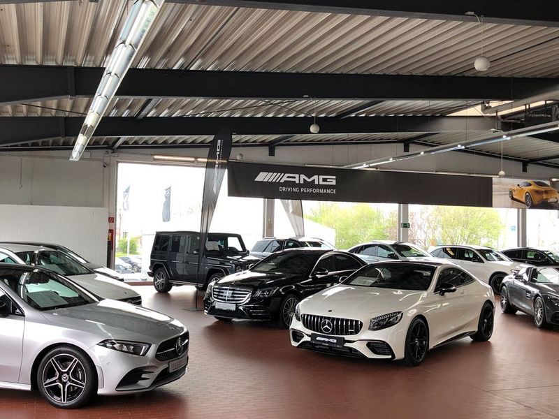 Im Innern des AMG-Performance-Centers warten die Boliden auf die Kundschaft aus dem Internet, ...  (Faust / »kfz-betrieb«)