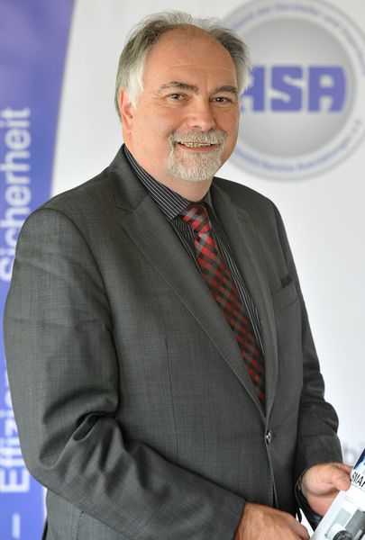 Fachbereichsleiter Jürgen Spieker beleuchtete die Situation bei den Abgasabsauganlagen. (Foto: Richard Linzing)