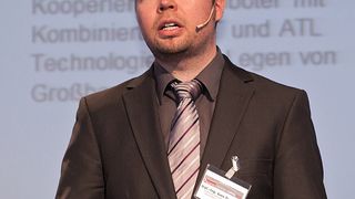 Sven Torstrick vom Deutschen Zentrum für Luft- und Raumfahrt sieht den Einsatz faserverstärkter Bauteile für die Außenhaut eines Pkw als nicht zwingend sinnvoll an. (Foto: Stefan Bausewein)