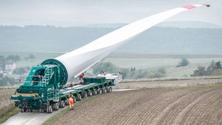 Eng, steil, kurvig: Der „BladeLifter G4“ von TII Scheuerle meistert auch schwierige Streckenführungen. (Bild: TII Scheuerle)