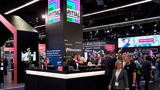 Im Zentrum des 1120 m² großen Rittal-Messestandes können sich Besucher mit dem Schranksystem VX25 vertraut machen. (Rittal)