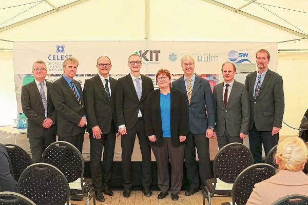 Die Protagonisten der Eröffnungsveranstaltung: v.l. Prof. Maximilian Fichtner (HIU, Direktor CELEST, POLiS), Prof. Holger Hanselka (Präsident KIT), MD Ulrich Steinbach (Amtschef MWK), Staatssekretär Christian Luft (BMBF), Dr. Margret Wohlfahrt-Mehrens (ZSW, CELEST, POLiS), Prof. Helmut Ehrenberg (KIT, CELEST, POLiS), Prof. Michael Weber (Präsident Universität Ulm), Prof. Axel Groß (Universität Ulm, CELEST, POLiS).  (Heiko Grandel)
