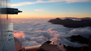 Auf dem Bergobservatorium Pic du Midi in Frankreich regnet es aus allen Himmelsrichtungen – ideal um die Wege von Arsen in der Atmosphäre zu ergründen. Links: Vorrichtung zum Sammeln von Aerosolen bei Kälte. (Bild: Esther Breuninger / ETH Zürich)