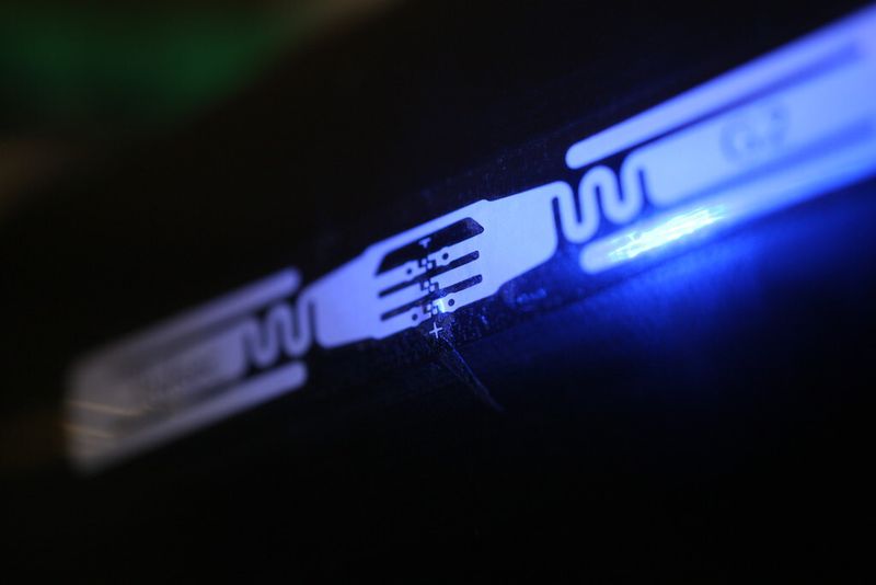 Die RFID-Technologie bietet einige Vorteile gegenüber anderen Auto-ID-Technologien. So kann Inhalt des Datenträgers innerhalb der Supply Chain eine komplett neue Identifikation bekommen oder um Informationen ergänzt werden. (Bild: Bluhm Systeme)