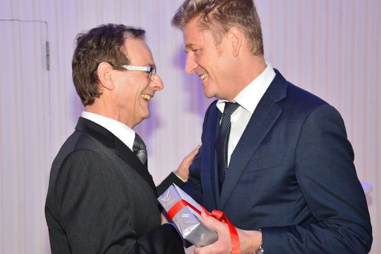 Audi-Deutschland-Chef Wayne Griffiths (rechts) hatte ein Geschenk mitgebracht. (Foto: Achter)