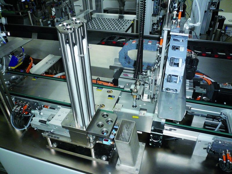 Bild 8: Für eine kreisförmige Bewegung wurde ein X-/Y-Achssystem konzipiert, das Umrichter, Sicherheitstechnik und Synchron-Servomotoren umfasst. Grund dafür sind eingeschränkte Platzverhältnisse. Auf einem halben Quadratmeter müssen Proben bereitgestellt, vereinzelt, angesaugt, im Kreis verfahren und zum Weitertransport in eine Öffnung gesetzt werden. (Archiv: Vogel Business Media)