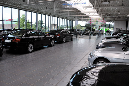 Am Standort in Gütersloh steht eine Vielzahl der Gebrauchtfahrzeuge überdacht im Ausstellungsraum. (Richter)