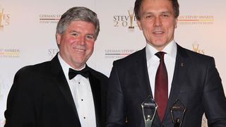 Michael Gallagher (l.), Präsident der Stevie Awards gratuliert Ziehl-Abegg-Vorstand Peter Fenkl zu fünf Auszeichnungen bei den Stevie Awards in Berlin. (Bild: Ziehl-Abegg / Rainer Grill)