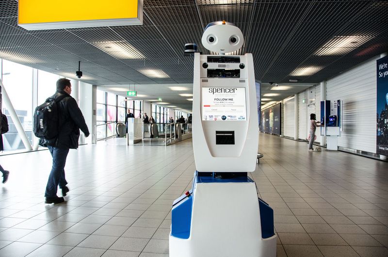 Spencer scannt die Bordpässe von Passagieren, prüft, ob die Gruppe vollständig ist und begleitet sie selbstständig durch den Flughafen. Reisende sollen mit dieser Hilfe immer rechtzeitig am richtigen Gate ankommen und Flughafenmitarbeiter entlastet werden. (Bild: KLM)